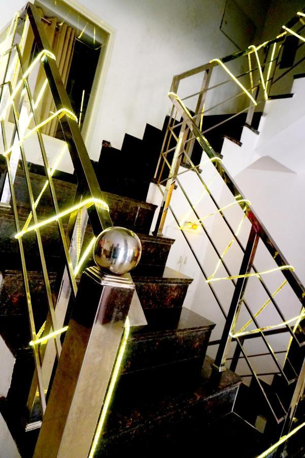 Hotel Almond Zirakpur Exteriör bild