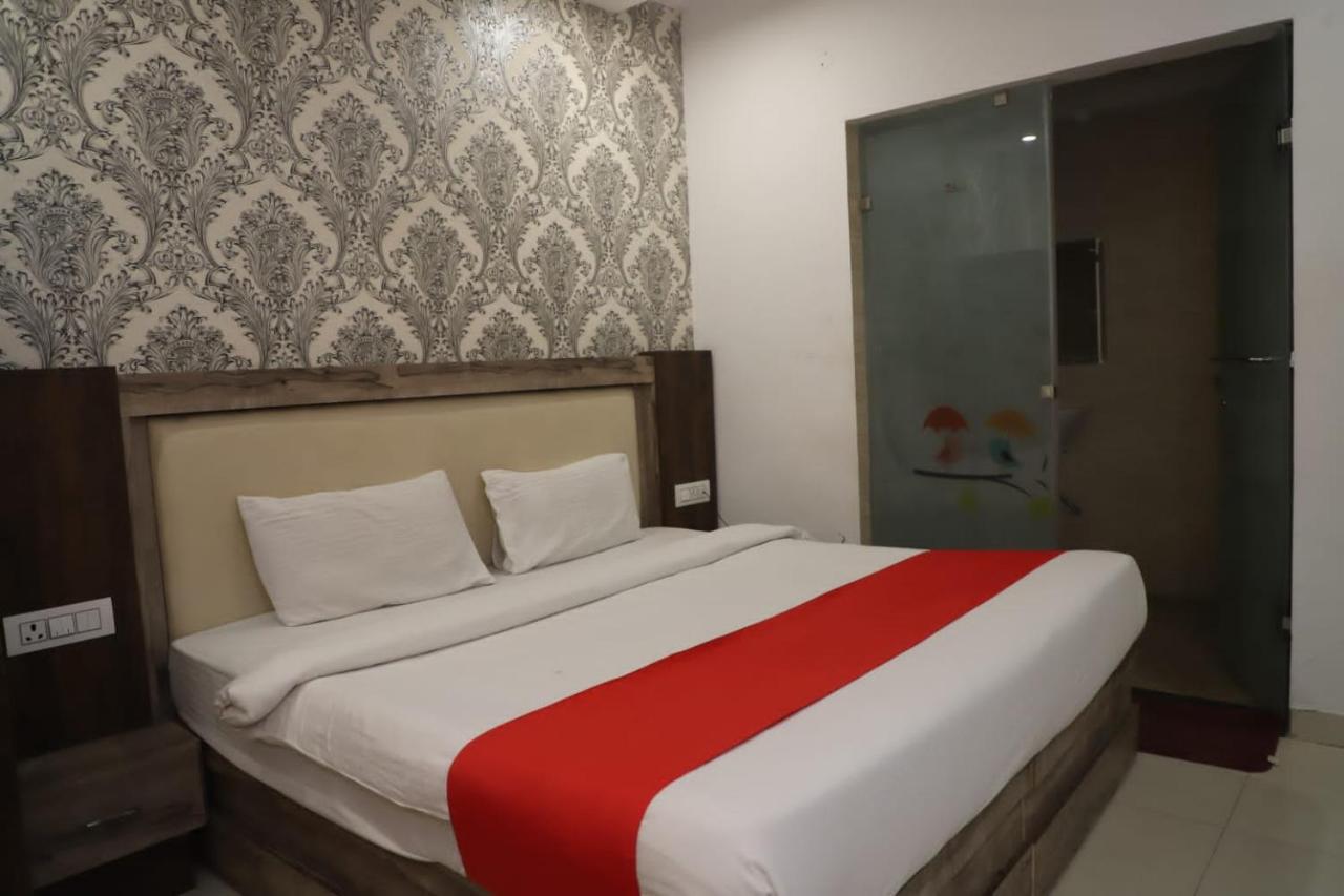 Hotel Almond Zirakpur Exteriör bild